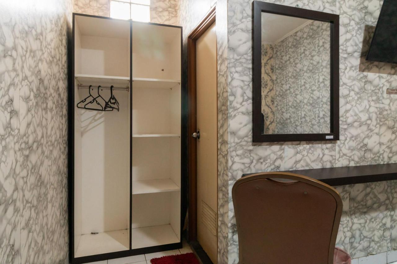 Reddoorz Near Tomang 2 Hotel Джакарта Екстериор снимка