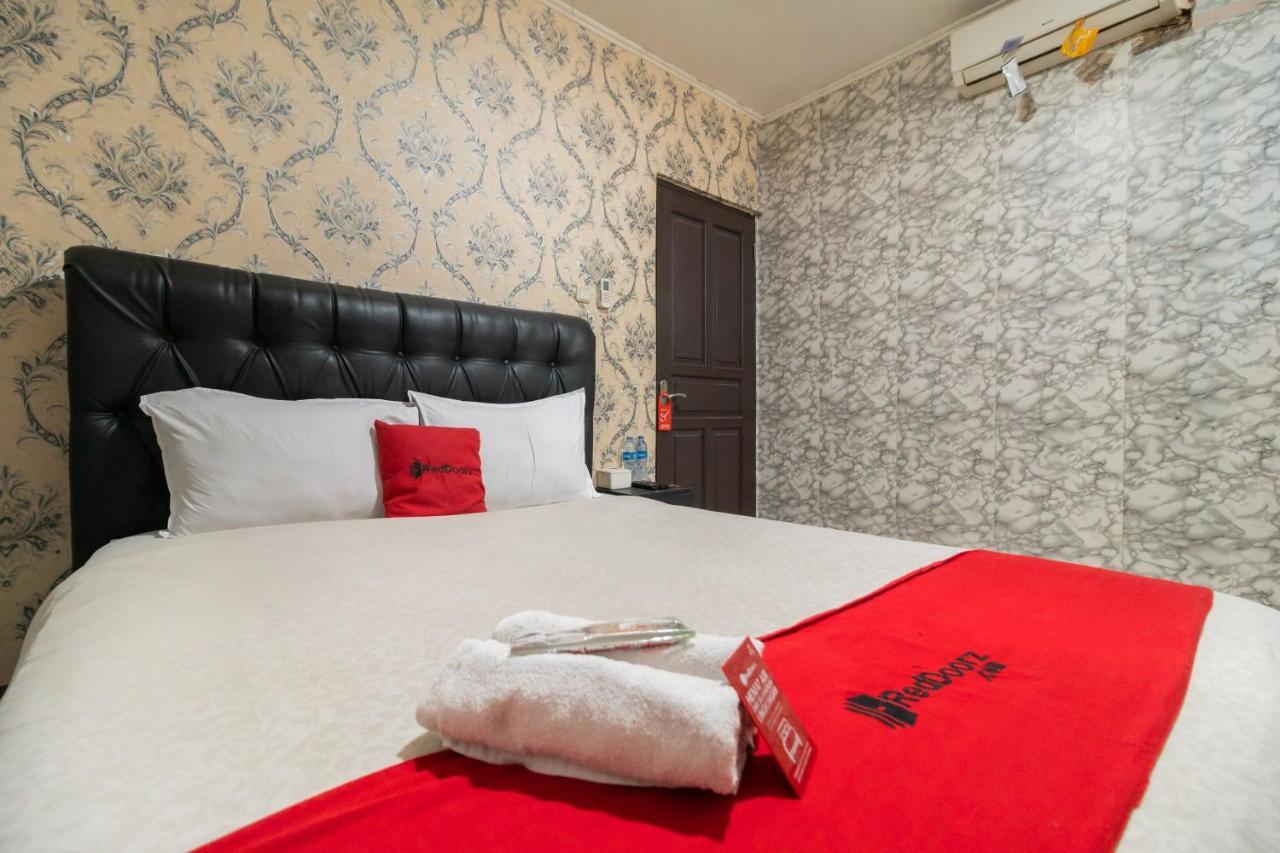 Reddoorz Near Tomang 2 Hotel Джакарта Екстериор снимка